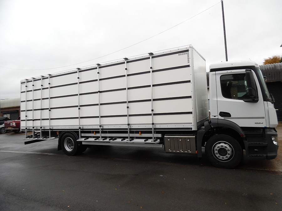 Curtain side body for transporting glass - Truckcraft Bodies